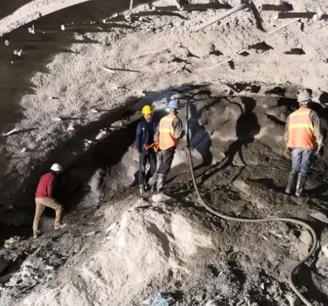 延长拱顶带模注浆料的施工流程及注意事项